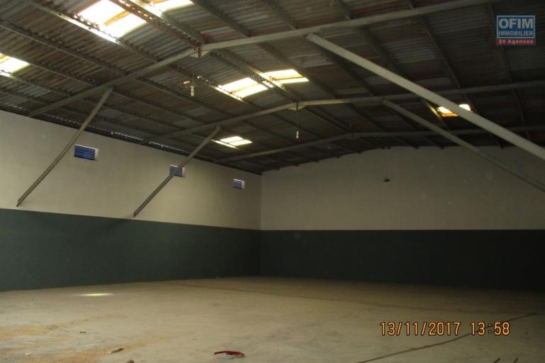 OFIM offre en location un entrepôt de 400m2 sur By pass Ambohimangakely