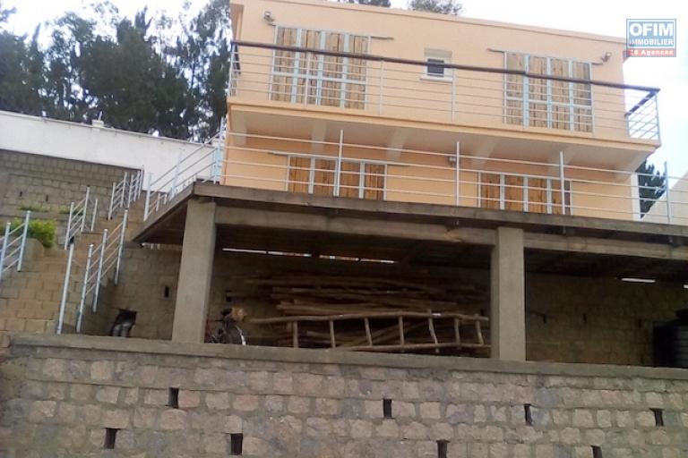 a vendre petite villa T3  &agrave; finir sur terrain de 600 m2 Ambatobe. Contact Mr Jacky