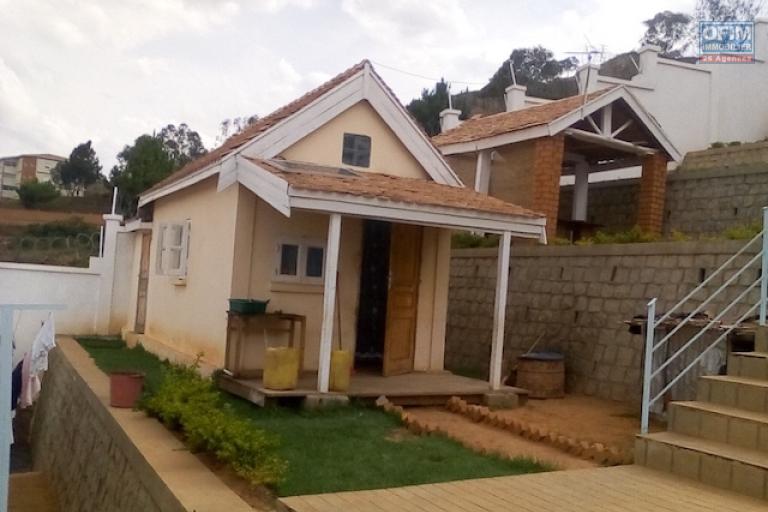 a vendre petite villa T3  à finir sur terrain de 600 m2 Ambatobe