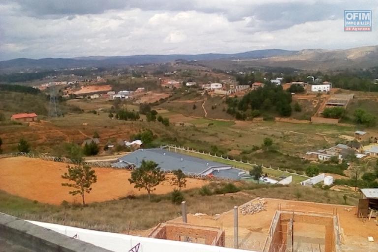 a vendre petite villa T3  &agrave; finir sur terrain de 600 m2 Ambatobe. Contact Mr Jacky 0340244304