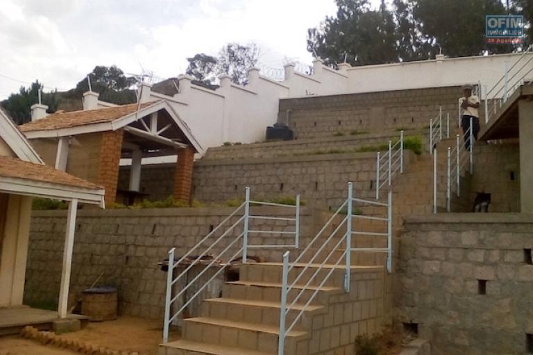 a vendre petite villa T3  &agrave; finir sur terrain de 600 m2 Ambatobe. Contact Mr Jacky