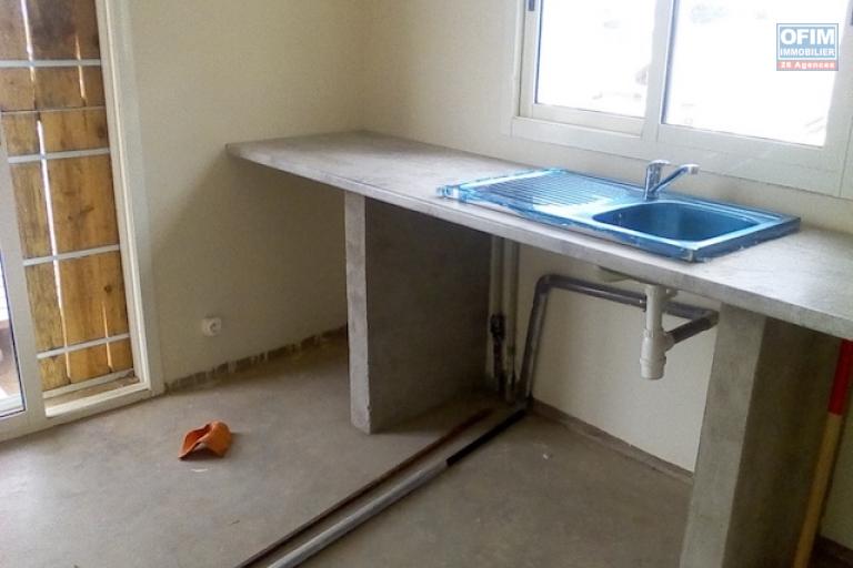 a vendre petite villa T3  &agrave; finir sur terrain de 600 m2 Ambatobe. Contact Mr Jacky 0340244304