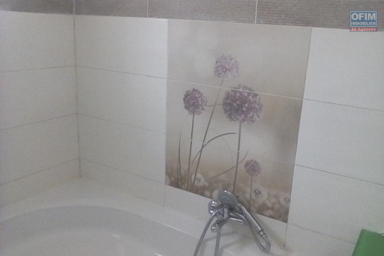 a vendre petite villa T3  &agrave; finir sur terrain de 600 m2 Ambatobe. Contact Mr Jacky