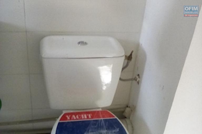 a vendre petite villa T3  &agrave; finir sur terrain de 600 m2 Ambatobe. Contact Mr Jacky 0340244304