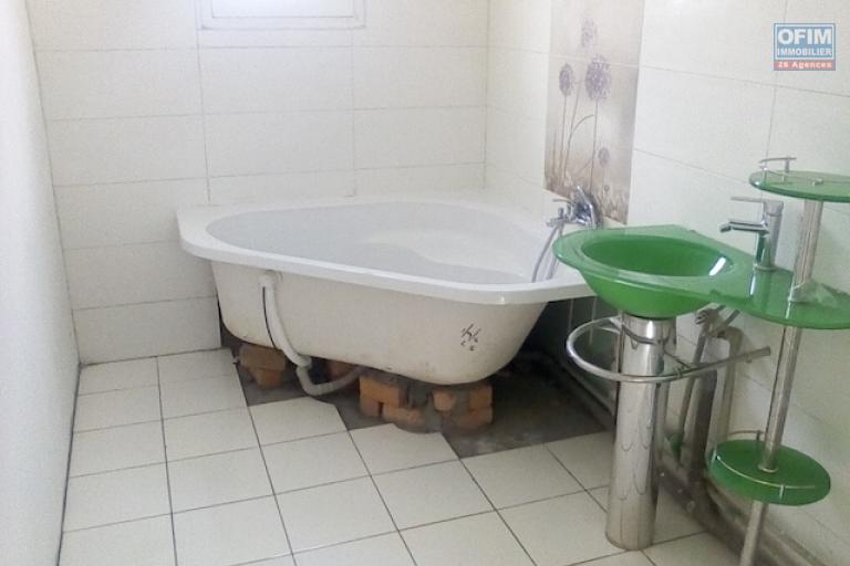 a vendre petite villa T3  &agrave; finir sur terrain de 600 m2 Ambatobe. Contact Mr Jacky