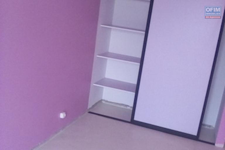 a vendre petite villa T3  &agrave; finir sur terrain de 600 m2 Ambatobe. Contact Mr Jacky