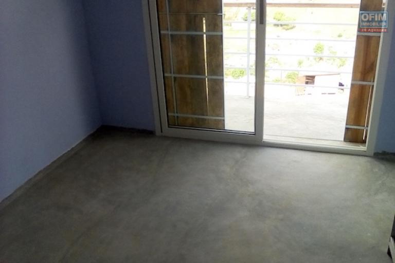 a vendre petite villa T3  &agrave; finir sur terrain de 600 m2 Ambatobe. Contact Mr Jacky