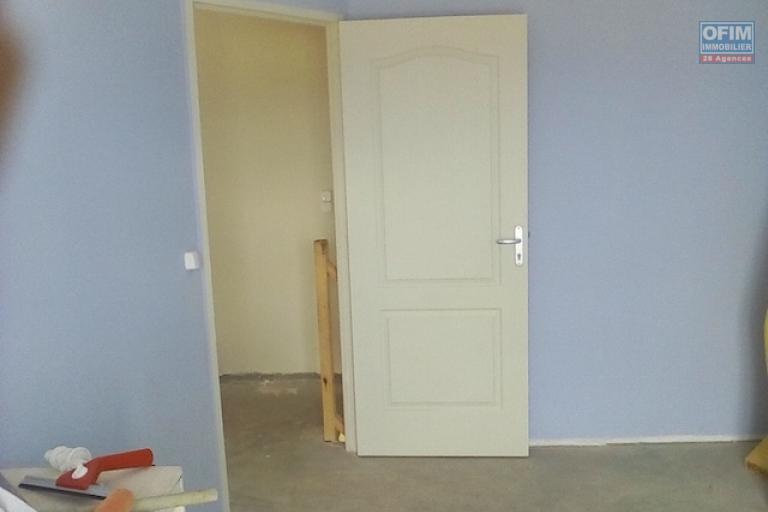 a vendre petite villa T3  &agrave; finir sur terrain de 600 m2 Ambatobe. Contact Mr Jacky 0340244304