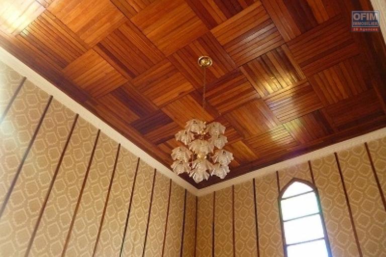 À vendre une villa à étage de type F5 avec piscine sur un grand terrain de 1776 m2 sise à Ambohijanahary Ambohibao