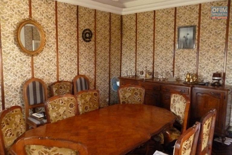 À vendre une villa à étage de type F5 avec piscine sur un grand terrain de 1776 m2 sise à Ambohijanahary Ambohibao
