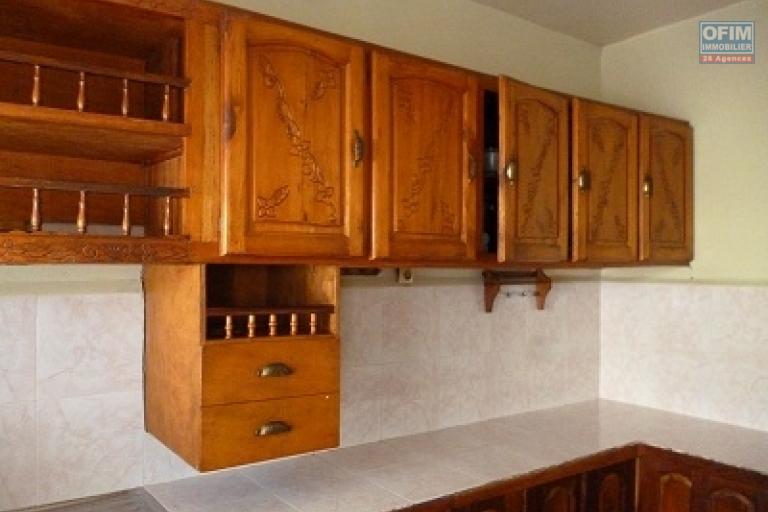 À vendre une villa à étage de type F5 avec piscine sur un grand terrain de 1776 m2 sise à Ambohijanahary Ambohibao