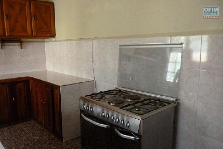 À vendre une villa à étage de type F5 avec piscine sur un grand terrain de 1776 m2 sise à Ambohijanahary Ambohibao