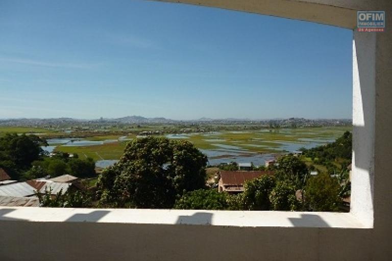 À vendre une villa à étage de type F5 avec piscine sur un grand terrain de 1776 m2 sise à Ambohijanahary Ambohibao