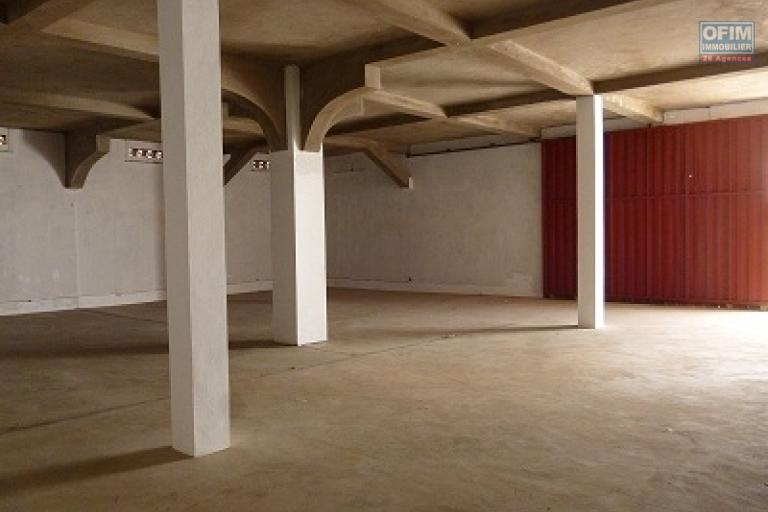 A louer un dépôt 225 m² avec un hauteur de 4 m facile d'accès se situe à Ivato 5 minutes de l'aéroport