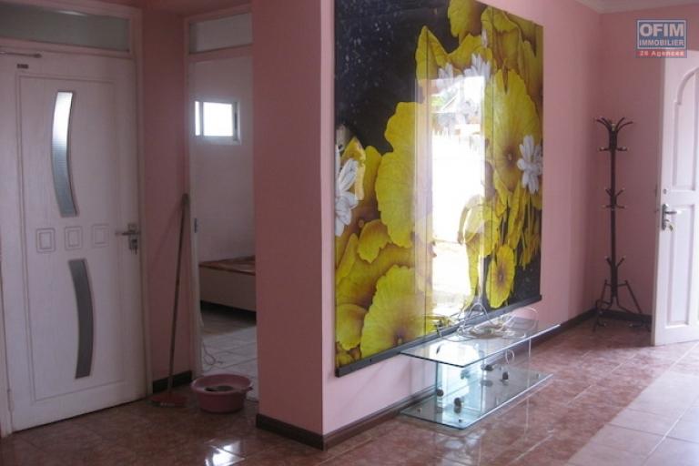 A louer une belle villa à étage meublée de type F7 dans un quartier résidentiel à Anosimasina Bemasoandro (NON DISPONIBLE)