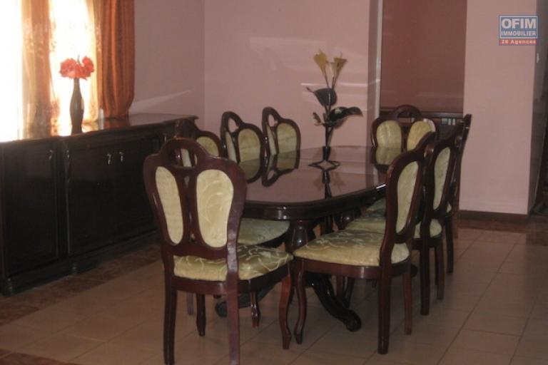 A louer une belle villa à étage meublée de type F7 dans un quartier résidentiel à Anosimasina Bemasoandro