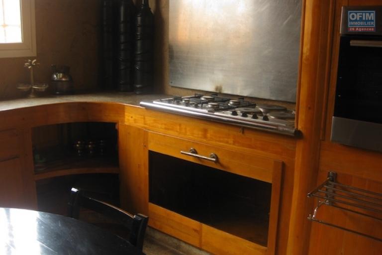 A louer un duplex meublé et équipé T3 dans une résidence sécurisée à Antanetibe Ivato (NON DISPONIBLE)