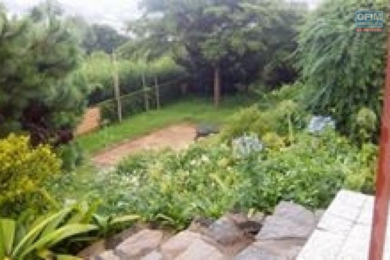 A louer une grande villa à étage F4 avec un spacieux jardin dans un quartier résidentiel à Ankerana