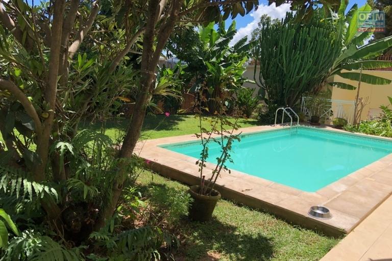 A vendre très grande villa de 650 m2 habitable avec piscine à Ivandry Mahatony