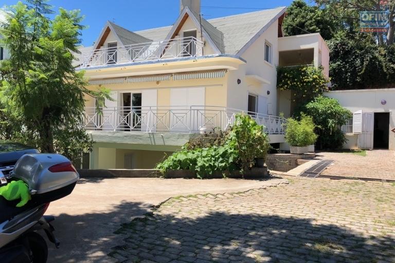 A vendre très grande villa de 650 m2 habitable avec piscine à Ivandry Mahatony