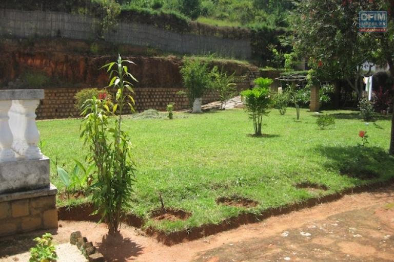 A louer une grande villa à étage F5 meublée dans un quartier résidentiel avec une vue sur le Rova à Ambatobe (NON DISPONIBLE)