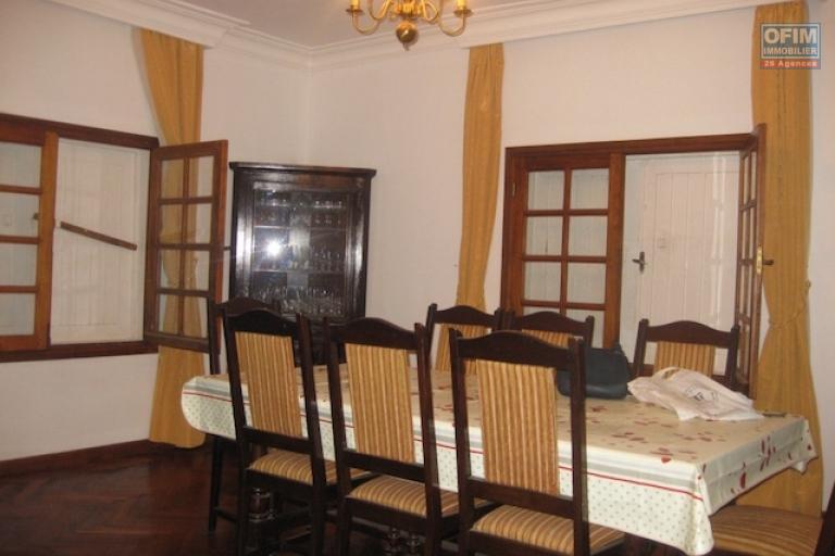 A louer une grande villa à étage F5 meublée dans un quartier résidentiel avec une vue sur le Rova à Ambatobe (NON DISPONIBLE)