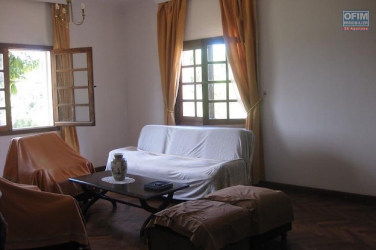 A louer une grande villa à étage F5 meublée dans un quartier résidentiel avec une vue sur le Rova à Ambatobe (NON DISPONIBLE)