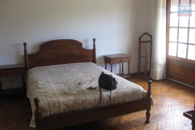 A louer une grande villa à étage F5 meublée dans un quartier résidentiel avec une vue sur le Rova à Ambatobe