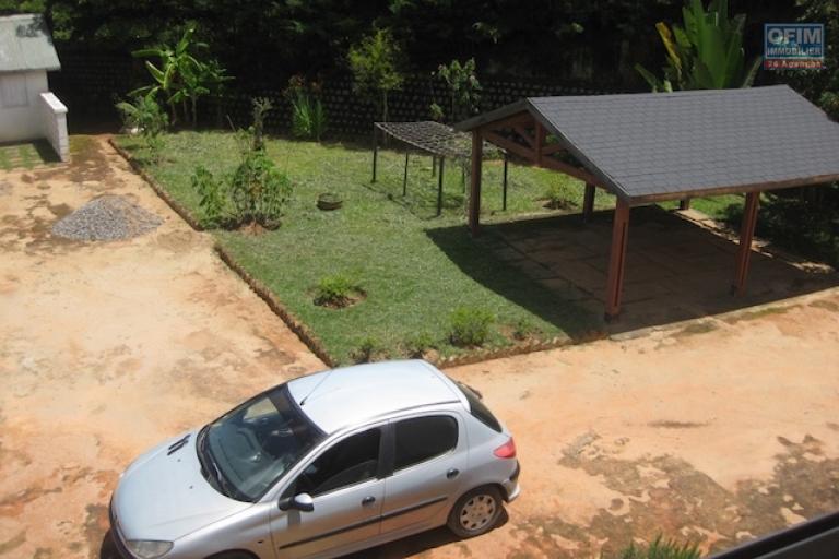 A louer une grande villa à étage F5 meublée dans un quartier résidentiel avec une vue sur le Rova à Ambatobe (NON DISPONIBLE)