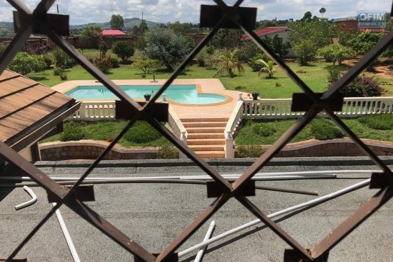 A vendre villa F9  avec piscine à Ambohimanga rova