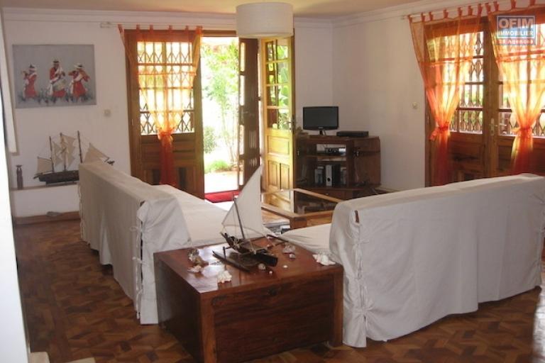 A louer un appartement T4 meublé au RDC dans une résidence bien sécurisée à Ambohinambo Talatamaty