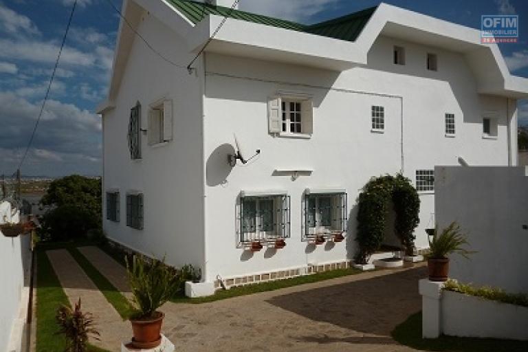 A louer une villa à étage semi-meublée avec piscine et grand jardin bâtie sur un terrain de 1 500 m² facile d'accès à Ambohijanahary Ambohibao