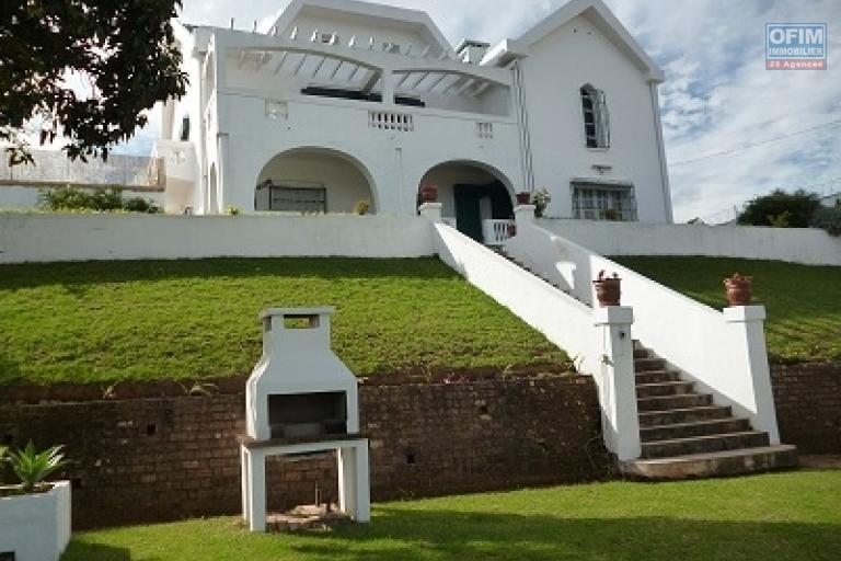 À vendre une villa à étage de type F5 avec piscine sur un grand terrain de 1776 m2 sise à Ambohijanahary Ambohibao