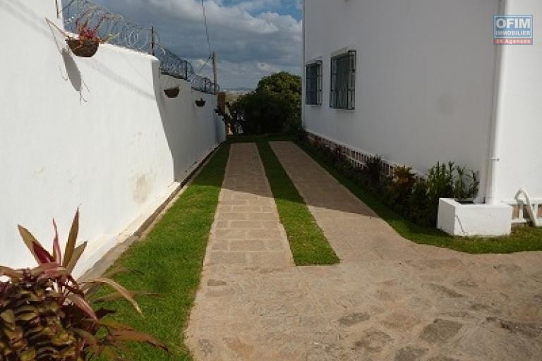 A louer une villa à étage semi-meublée avec piscine et grand jardin bâtie sur un terrain de 1 500 m² facile d'accès à Ambohijanahary Ambohibao