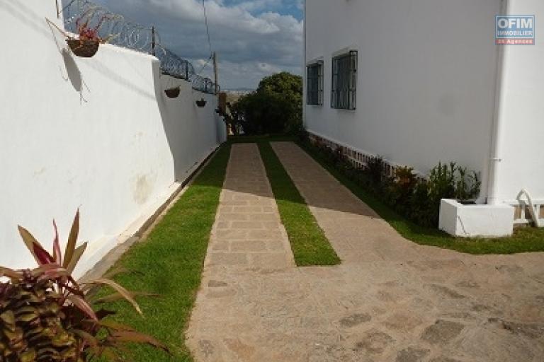 À vendre une villa à étage de type F5 avec piscine sur un grand terrain de 1776 m2 sise à Ambohijanahary Ambohibao
