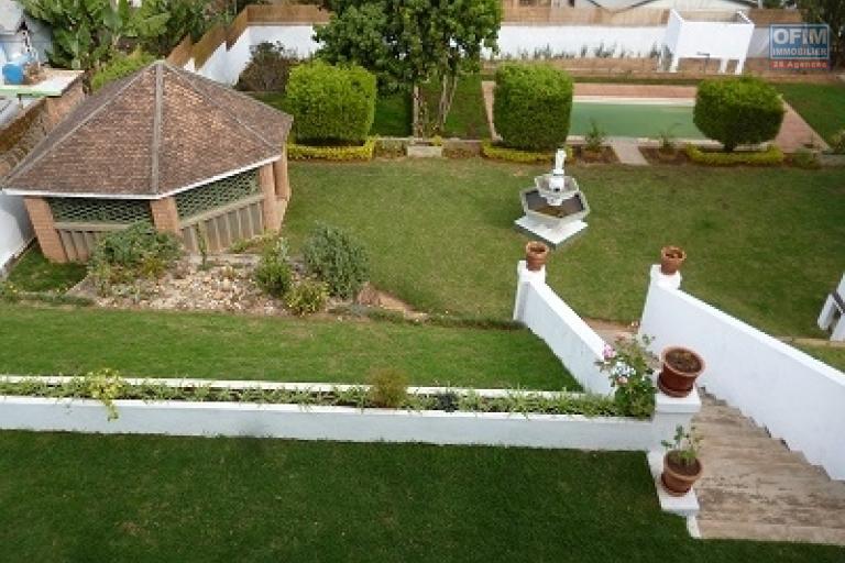 A louer une villa à étage semi-meublée avec piscine et grand jardin bâtie sur un terrain de 1 500 m² facile d'accès à Ambohijanahary Ambohibao
