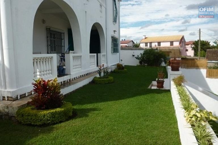 À vendre une villa à étage de type F5 avec piscine sur un grand terrain de 1776 m2 sise à Ambohijanahary Ambohibao