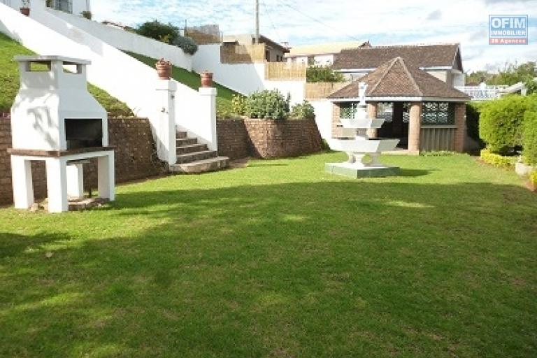 À vendre une villa à étage de type F5 avec piscine sur un grand terrain de 1776 m2 sise à Ambohijanahary Ambohibao