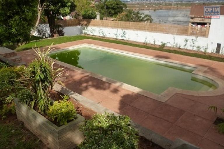 A louer une villa à étage semi-meublée avec piscine et grand jardin bâtie sur un terrain de 1 500 m² facile d'accès à Ambohijanahary Ambohibao