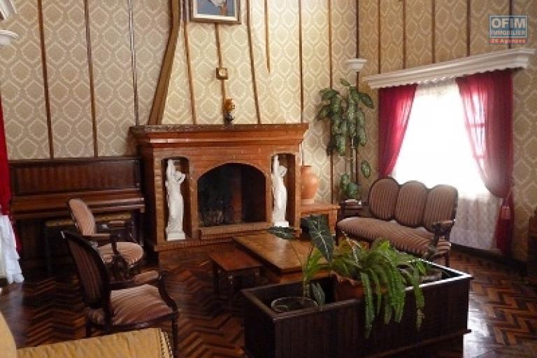 À vendre une villa à étage de type F5 avec piscine sur un grand terrain de 1776 m2 sise à Ambohijanahary Ambohibao
