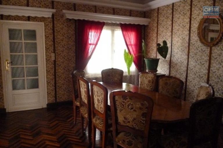 À vendre une villa à étage de type F5 avec piscine sur un grand terrain de 1776 m2 sise à Ambohijanahary Ambohibao