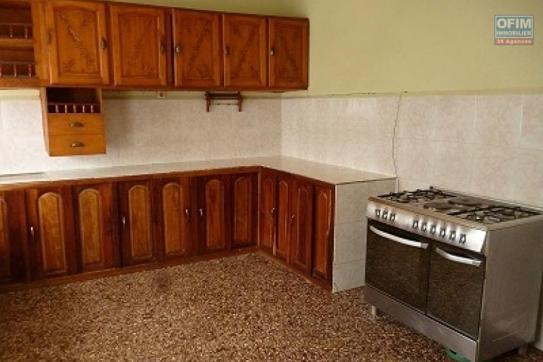 À vendre une villa à étage de type F5 avec piscine sur un grand terrain de 1776 m2 sise à Ambohijanahary Ambohibao