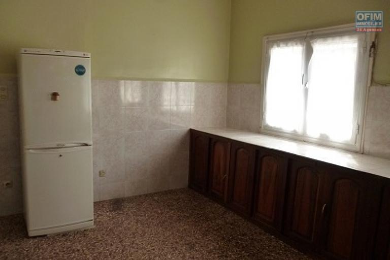 À vendre une villa à étage de type F5 avec piscine sur un grand terrain de 1776 m2 sise à Ambohijanahary Ambohibao