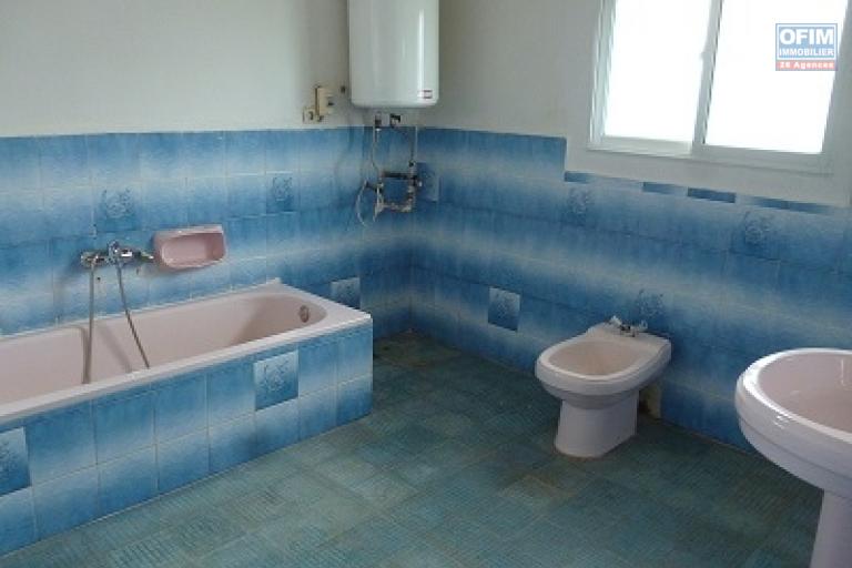 À vendre une villa à étage de type F5 avec piscine sur un grand terrain de 1776 m2 sise à Ambohijanahary Ambohibao