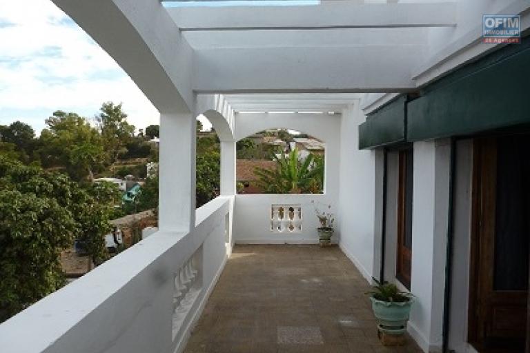 À vendre une villa à étage de type F5 avec piscine sur un grand terrain de 1776 m2 sise à Ambohijanahary Ambohibao