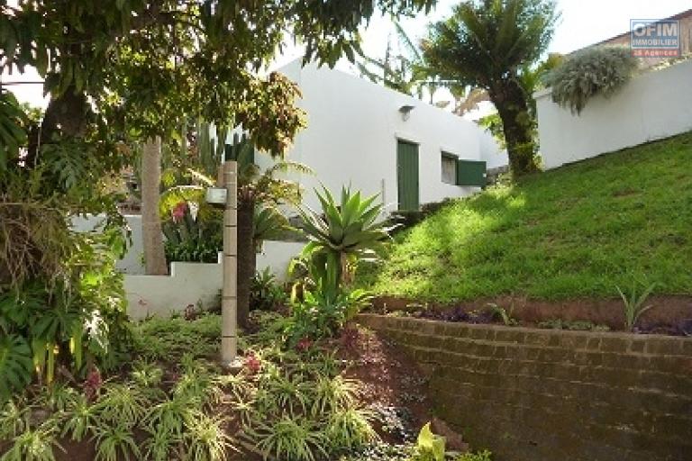 À vendre une villa à étage de type F5 avec piscine sur un grand terrain de 1776 m2 sise à Ambohijanahary Ambohibao