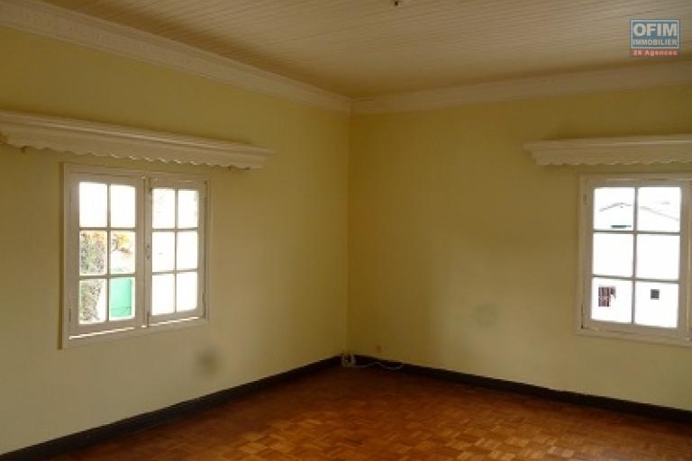 À vendre une villa à étage de type F5 avec piscine sur un grand terrain de 1776 m2 sise à Ambohijanahary Ambohibao