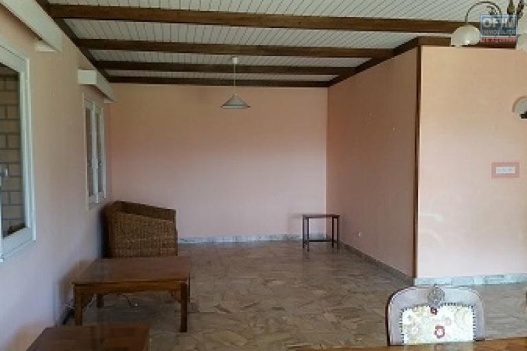 A louer une belle villa basse semi-meublée de type F4 dans une résidence sécurisée 24/24h située à Tanjombato