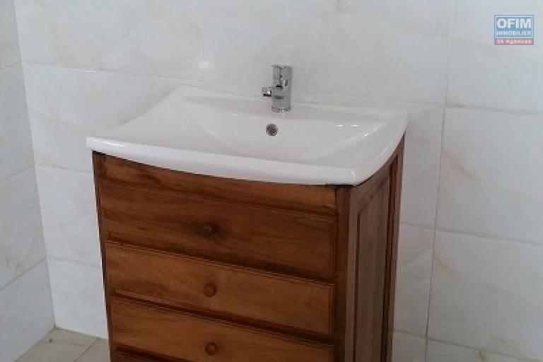 A louer une villa à étage neuve de haut standing de type F9 facile d'accès sise à Ambohibao