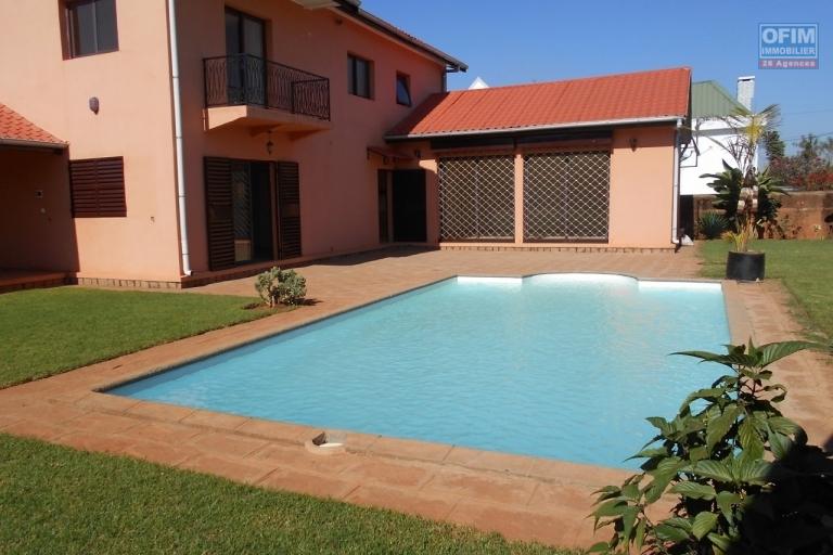 A louer une villa F5 avec piscine à Antehiroka Ivato Antananarivo ( LOUE )